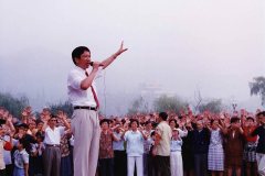 1994年夏天，樂天大師在杭州西湖帶功報告。