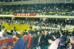 1999年，樂天大師在上海靜安體育館帶功報告。