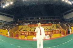 1999年，樂天大師在溫州體育館帶功報告。