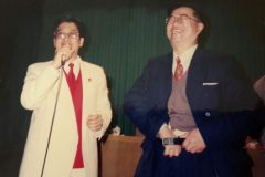 1994年，帶功報告會上幾分鐘的小宇宙體重雙向調節功，立見神效。瞧！這位腰圍明顯減肥的軍人律師笑的多開心。