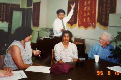 1995年，樂天大師為印籍頭痛病患者調理。