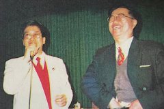 1994年，帶功報告會上幾分鐘的小宇宙體重雙向調節功，立見神效。瞧！這位腰圍明顯減肥的軍人律師笑的多開心。