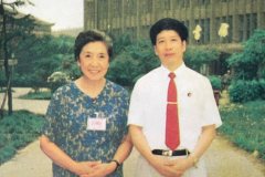 樂天大師與科學家孫漢芳教授在一起。