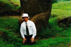 1997年7月，樂天大師在復活節島與巨人同練跪仙功。