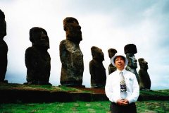 1997年7月，樂天大師在復活節島。