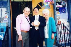 1999年4月，樂天大師與瑪雅水晶頭骨收藏者尼克（舊金山）、喬安（休斯頓）在一起。