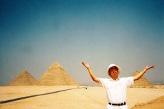 1999年7月，樂天大師在埃及金字塔前修煉。
