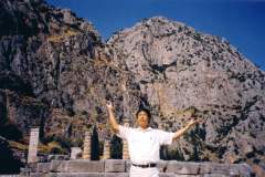 1999年，樂天大師在戴爾菲神廟。