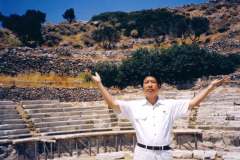 1999年，樂天大師在斷臂雅典娜出土處考察研究。