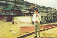 樂天大師在青海塔爾寺。