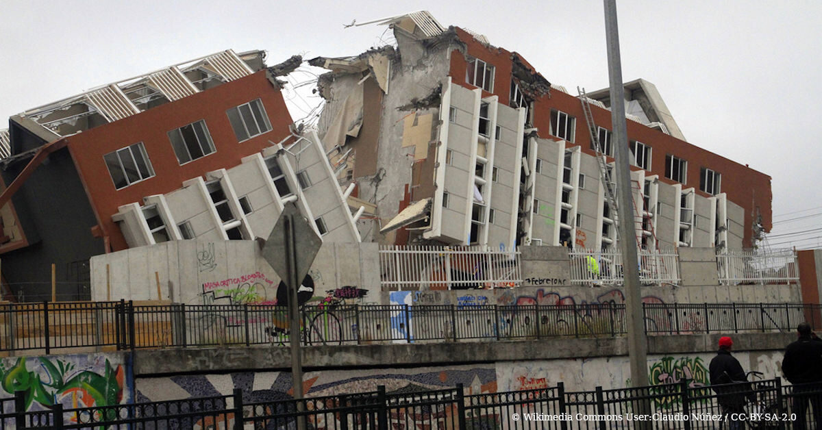 智利康塞普西翁市的一處建築在地震中被一分為二