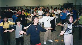 呂文淑博士（前排穿白褲者）在舊金山的天功學習班上修煉天掌功