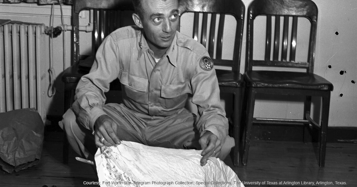 美軍少校耶西•馬賽爾拿著來自新墨西哥州羅斯威爾不明飛行物事件的箔碎片