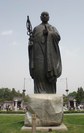 慈恩寺門口高大威嚴的玄奘大師塑像